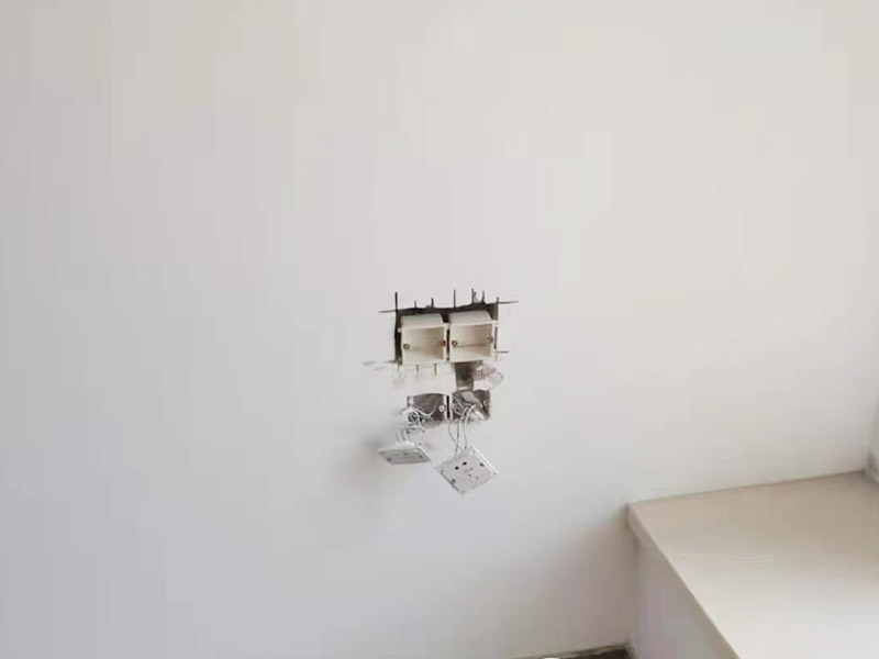 墻面電路開槽安裝：首先確定水電開槽的線路走向；然后施工隊安線路沿著地面或者墻面開槽；接入線管和暗盒；檢測電路面對水路進行測壓；抹平線槽；最后對水路開槽進行平面安裝。 注意在確定線路走向的時候，避免線路過多交叉，開槽走管的路線要橫平豎直。開暗槽的時候，要注意房屋的承重墻的鋼筋粗細，不要切到；開槽的深度寬度也要把握好，根據(jù)房屋結構決定；電路接頭不要裸露在外面；穿管不能使用軟管；