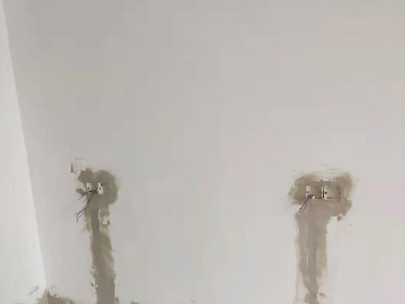 墻面電路開槽安裝：首先確定水電開槽的線路走向；然后施工隊安線路沿著地面或者墻面開槽；接入線管和暗盒；檢測電路面對水路進行測壓；抹平線槽；最后對水路開槽進行平面安裝。 注意在確定線路走向的時候，避免線路過多交叉，開槽走管的路線要橫平豎直。開暗槽的時候，要注意房屋的承重墻的鋼筋粗細，不要切到；開槽的深度寬度也要把握好，根據(jù)房屋結構決定；電路接頭不要裸露在外面；穿管不能使用軟管；