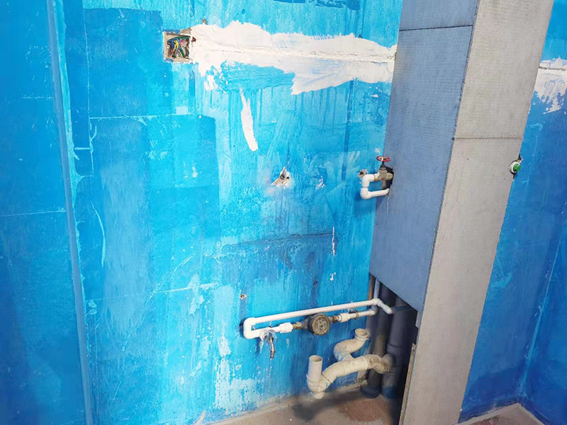 出租房廚房墻貼微晶板：將粘有圖案的轉(zhuǎn)移膜輕輕的撕離圖案的底紙，如果圖案有沒(méi)粘在轉(zhuǎn)移膜上的地方，可以用小刀輔助一下。先將轉(zhuǎn)移膜剪下的邊角料挑選個(gè)墻角的墻面測(cè)試一下墻面的性能，確定墻面沒(méi)問(wèn)題后再粘貼。如果墻面掉粉或在撕下轉(zhuǎn)移膜時(shí)會(huì)連同墻面漆一起粘下，請(qǐng)?zhí)幚砗笤龠M(jìn)行粘貼?！≠N圖案的時(shí)候，可以先將轉(zhuǎn)移膜的一角先粘在墻上，然后慢慢的將粘有圖案的轉(zhuǎn)移膜順著向下的方向貼在墻上，接著用卡片由圖案中間向四周的方向反復(fù)劃幾下，使墻貼更好粘在墻壁。