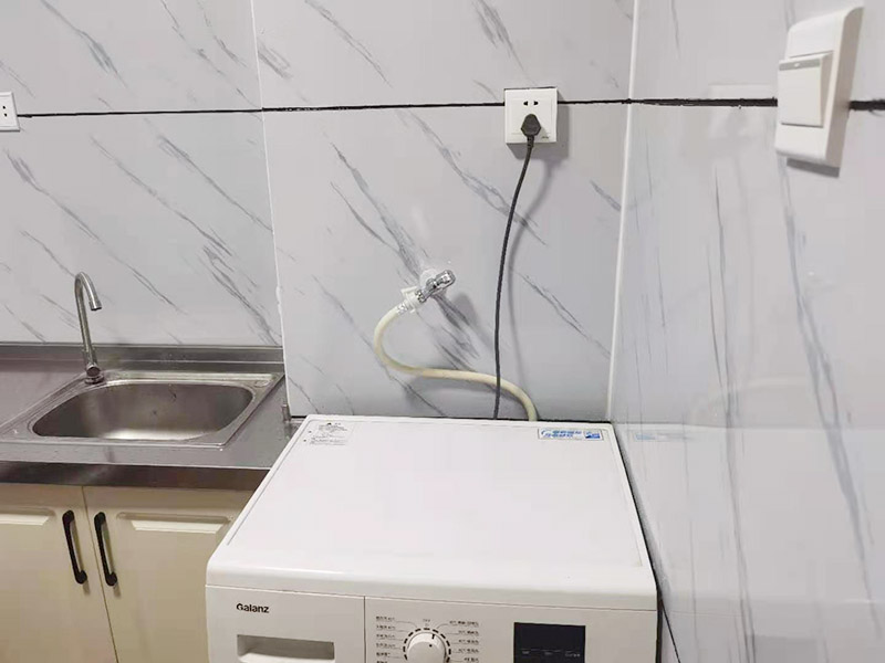 出租房廚房墻貼微晶板：將粘有圖案的轉(zhuǎn)移膜輕輕的撕離圖案的底紙，如果圖案有沒(méi)粘在轉(zhuǎn)移膜上的地方，可以用小刀輔助一下。先將轉(zhuǎn)移膜剪下的邊角料挑選個(gè)墻角的墻面測(cè)試一下墻面的性能，確定墻面沒(méi)問(wèn)題后再粘貼。如果墻面掉粉或在撕下轉(zhuǎn)移膜時(shí)會(huì)連同墻面漆一起粘下，請(qǐng)?zhí)幚砗笤龠M(jìn)行粘貼?！≠N圖案的時(shí)候，可以先將轉(zhuǎn)移膜的一角先粘在墻上，然后慢慢的將粘有圖案的轉(zhuǎn)移膜順著向下的方向貼在墻上，接著用卡片由圖案中間向四周的方向反復(fù)劃幾下，使墻貼更好粘在墻壁。