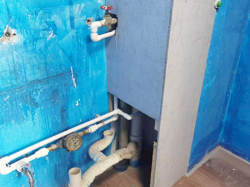 出租房廚房墻貼微晶板：將粘有圖案的轉(zhuǎn)移膜輕輕的撕離圖案的底紙，如果圖案有沒(méi)粘在轉(zhuǎn)移膜上的地方，可以用小刀輔助一下。先將轉(zhuǎn)移膜剪下的邊角料挑選個(gè)墻角的墻面測(cè)試一下墻面的性能，確定墻面沒(méi)問(wèn)題后再粘貼。如果墻面掉粉或在撕下轉(zhuǎn)移膜時(shí)會(huì)連同墻面漆一起粘下，請(qǐng)?zhí)幚砗笤龠M(jìn)行粘貼?！≠N圖案的時(shí)候，可以先將轉(zhuǎn)移膜的一角先粘在墻上，然后慢慢的將粘有圖案的轉(zhuǎn)移膜順著向下的方向貼在墻上，接著用卡片由圖案中間向四周的方向反復(fù)劃幾下，使墻貼更好粘在墻壁。