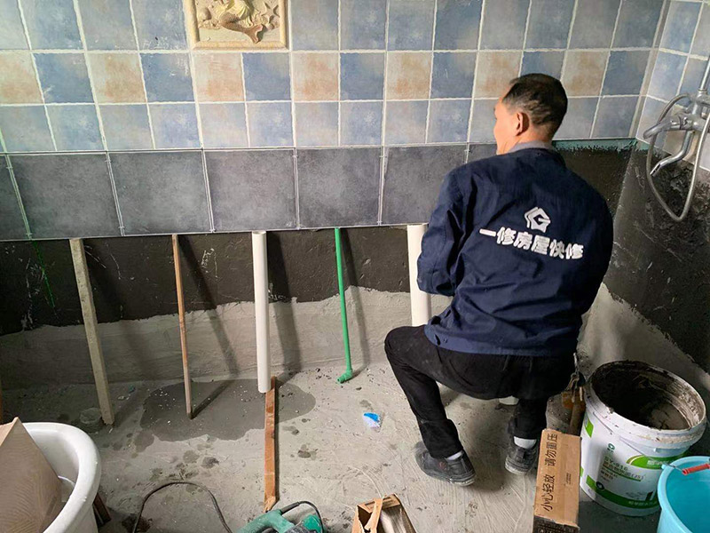 墻面貼瓷磚維修:首先將沙子和水泥按照3：1的比例混合后兌少量的水，使水泥和沙子混合到可以用手攥成團(tuán)的黏稠度,在鋪磚之前先將要鋪的地方用水潑濕。將開始和好的水泥和沙子鏟到你要鋪瓷磚的地方,鏟完以后用小鏟子初步抹平,然后用一根小平板抹平表面，然后瓷磚背后抹上開始和好的那盆比較稠的水泥漿。再將抹好水泥的磚小心平放到要鋪的地方，注意對縫。再用橡膠小榔頭敲實，用水平尺找平。最后在側(cè)邊用小榔頭的把手堵嚴(yán)實。