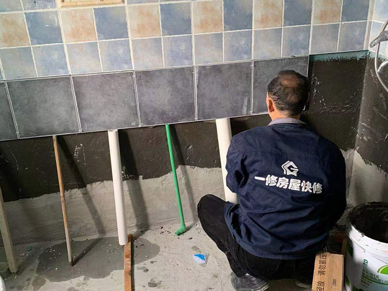 墻面貼瓷磚維修:首先將沙子和水泥按照3：1的比例混合后兌少量的水，使水泥和沙子混合到可以用手攥成團(tuán)的黏稠度,在鋪磚之前先將要鋪的地方用水潑濕。將開始和好的水泥和沙子鏟到你要鋪瓷磚的地方,鏟完以后用小鏟子初步抹平,然后用一根小平板抹平表面，然后瓷磚背后抹上開始和好的那盆比較稠的水泥漿。再將抹好水泥的磚小心平放到要鋪的地方，注意對縫。再用橡膠小榔頭敲實，用水平尺找平。最后在側(cè)邊用小榔頭的把手堵嚴(yán)實。