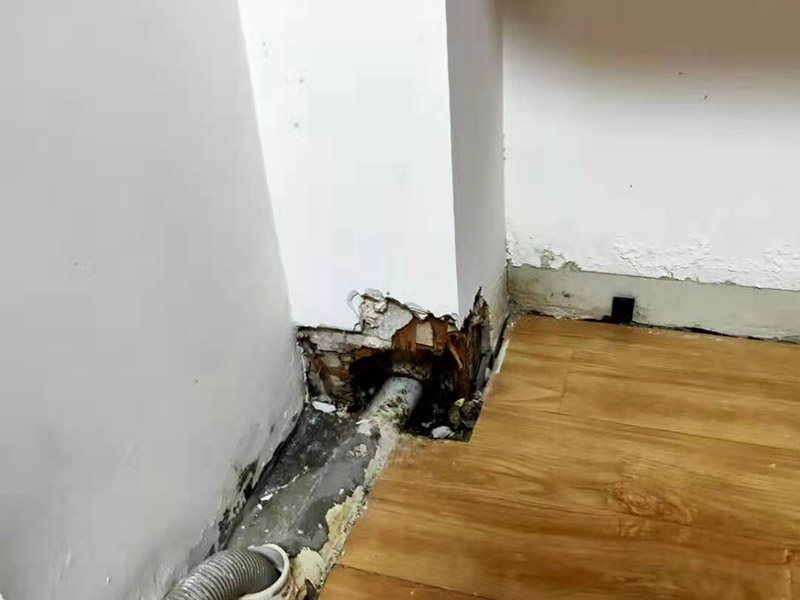 墻內(nèi)水管漏水維修:第一時間關(guān)掉自家的供水閥門，讓漏水帶來的影響盡可能的縮小。需要找到水管漏水的地方，最常使用的方法是水管打壓法。此方法需要將冷熱水管用軟管連接在一起使冷熱水形成一個圈，總閥門關(guān)閉，所有出水口只留一個口接上試壓器，其余關(guān)閉，這時試壓器的指針讀數(shù)為0。 搖動測壓桿至指針讀數(shù)到0.9-1.0之間，此時的水壓應(yīng)為正常水壓的3-6倍。然后需要等待一定時間，不同管材需要的時間不一樣，但最少也需要半個小時。此時查看壓力值，如果降幅不超過0.5個壓，就沒有漏水。如果有漏點(diǎn)，壓力就會下降較多。 找到了漏水點(diǎn)，我們就要對漏水的管道進(jìn)行維修或更換。首先要鑿開對應(yīng)墻面，此過程中要注意對地板家居的保護(hù)。然后清理干凈管道上的殘渣，進(jìn)行換新，連接好后要用防水膠對管道進(jìn)行防水處理。