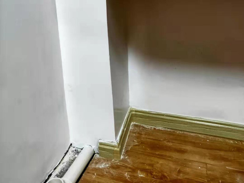 墻內(nèi)水管漏水維修:第一時間關(guān)掉自家的供水閥門，讓漏水帶來的影響盡可能的縮小。需要找到水管漏水的地方，最常使用的方法是水管打壓法。此方法需要將冷熱水管用軟管連接在一起使冷熱水形成一個圈，總閥門關(guān)閉，所有出水口只留一個口接上試壓器，其余關(guān)閉，這時試壓器的指針讀數(shù)為0。 搖動測壓桿至指針讀數(shù)到0.9-1.0之間，此時的水壓應(yīng)為正常水壓的3-6倍。然后需要等待一定時間，不同管材需要的時間不一樣，但最少也需要半個小時。此時查看壓力值，如果降幅不超過0.5個壓，就沒有漏水。如果有漏點(diǎn)，壓力就會下降較多。 找到了漏水點(diǎn)，我們就要對漏水的管道進(jìn)行維修或更換。首先要鑿開對應(yīng)墻面，此過程中要注意對地板家居的保護(hù)。然后清理干凈管道上的殘渣，進(jìn)行換新，連接好后要用防水膠對管道進(jìn)行防水處理。