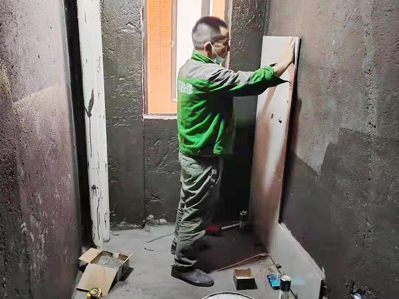 衛(wèi)生間防水貼磚維修：先做墻面防水&rarr;貼墻磚&rarr;再做地面防水2－3遍&rarr;固化期5－7天&rarr;閉水實(shí)驗(yàn)合格&rarr;地面做水泥砂漿保護(hù)層&rarr;貼地磚。都是在地面用水泥砂漿找平一次，等它干透后再做防水。一般的防水施工要做2到3遍，而且防水的順序也是有講究的，比如，要先做完墻面防水再貼墻磚，其次才可以做地面防水，再貼地磚。