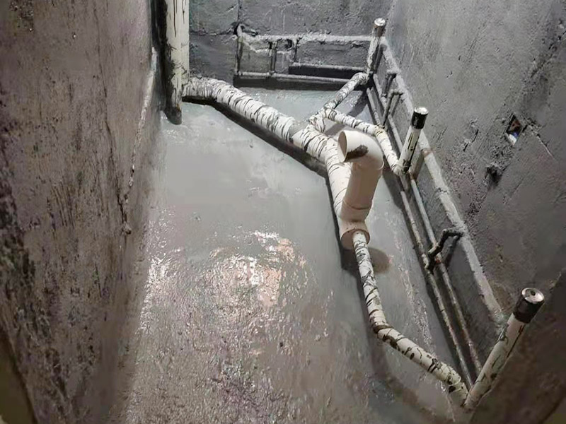 衛(wèi)生間防水貼磚維修：先做墻面防水&rarr;貼墻磚&rarr;再做地面防水2－3遍&rarr;固化期5－7天&rarr;閉水實(shí)驗(yàn)合格&rarr;地面做水泥砂漿保護(hù)層&rarr;貼地磚。都是在地面用水泥砂漿找平一次，等它干透后再做防水。一般的防水施工要做2到3遍，而且防水的順序也是有講究的，比如，要先做完墻面防水再貼墻磚，其次才可以做地面防水，再貼地磚。