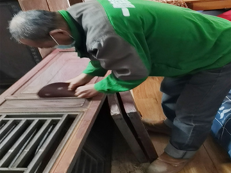 屏風(fēng)家具打磨翻新：為了保持整件家具的完整性，在拆開時應(yīng)先觀察結(jié)構(gòu)。仔細(xì)觀察完家具的結(jié)構(gòu)后，把每個部件都標(biāo)做好序號以便翻新后安裝，在家具在拆時要按照組裝時相反的順序拆開?？梢允褂霉β瘦^大的吹風(fēng)機(jī)來清理舊家具上的浮塵及積土，但是一定不能用濕布來擦，沒有看清楚部件本身面目之前就用濕布來擦拭會造成無法預(yù)料的傷害。家具去漆一般用細(xì)砂紙來輕輕的打磨，較硬的部位可以使用刀刮。注意去漆時原有的精雕部分不能破壞，否則會造成永久的損壞，怎么修補也沒有用。 最后就是對舊家具做漆面，它不是說簡單地刷漆就行，而要盡量保留家具原來的漆面。舊家具的漆膜也是一樣需要打磨的，要想效果好可以用人的來對家具反復(fù)摩擦。對于家具漆面的打磨要求不能留有死角、不能留有油污、色澤要均勻一致。