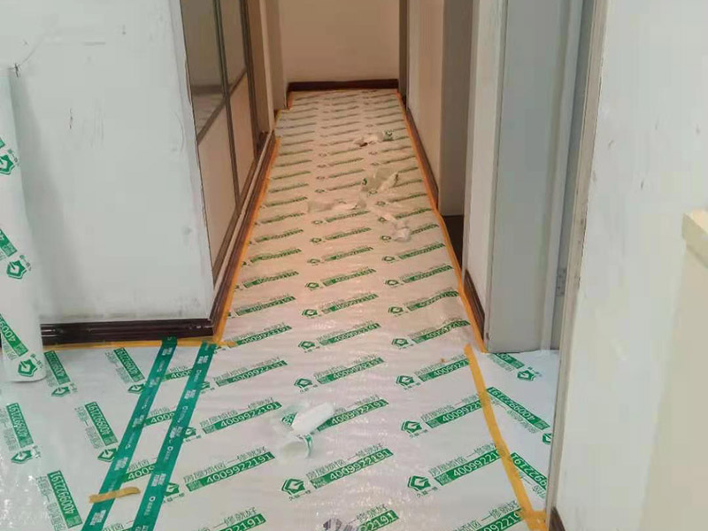 家具成品保護(hù)措施：成品飾面板在安裝好后必須用PE保護(hù)膜覆蓋包起來(lái)，所有成品飾面板的陽(yáng)角位必須用硬質(zhì)紙護(hù)角或泡沫棉進(jìn)行保護(hù)性包裝，防止交被其他施工人員碰撞。固裝家具保護(hù)完后，在正面要貼上醒目的標(biāo)簽，進(jìn)行現(xiàn)場(chǎng)提示。家具木門(mén)安裝好后，木門(mén)的門(mén)框1.5米以下高度一定要用硬質(zhì)紙護(hù)角或泡沫棉進(jìn)行保護(hù)性包裝，門(mén)頁(yè)用PE保護(hù)膜及泡沫板包起來(lái)，防止交被其他施工人員碰撞。