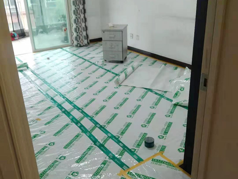 家具成品保護(hù)措施：成品飾面板在安裝好后必須用PE保護(hù)膜覆蓋包起來(lái)，所有成品飾面板的陽(yáng)角位必須用硬質(zhì)紙護(hù)角或泡沫棉進(jìn)行保護(hù)性包裝，防止交被其他施工人員碰撞。固裝家具保護(hù)完后，在正面要貼上醒目的標(biāo)簽，進(jìn)行現(xiàn)場(chǎng)提示。家具木門(mén)安裝好后，木門(mén)的門(mén)框1.5米以下高度一定要用硬質(zhì)紙護(hù)角或泡沫棉進(jìn)行保護(hù)性包裝，門(mén)頁(yè)用PE保護(hù)膜及泡沫板包起來(lái)，防止交被其他施工人員碰撞。