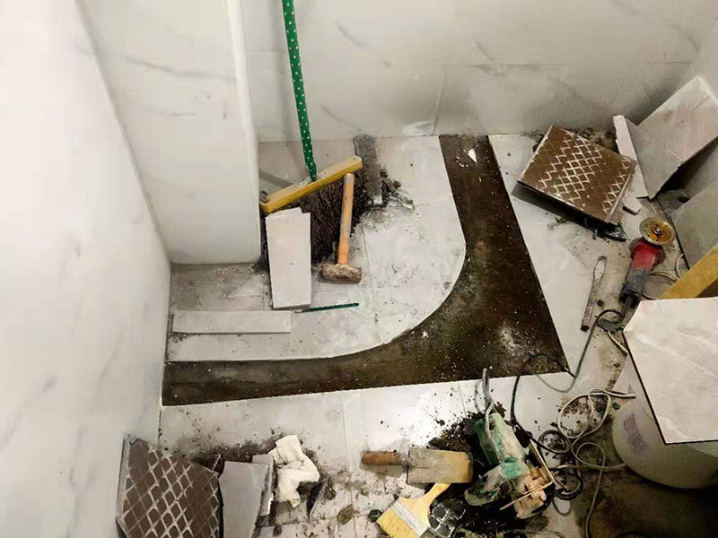 浴室地面擋水條安裝：房屋裝修時鋪地板磚的過程中會留出一條槽，水泥砂漿鋪平后放入大理石的擋水條。在鋪地磚的時候先將擋水條嵌在地磚里面，配套浴簾用的擋水條，安裝時測量好安裝高度。使浴簾自然下垂，垂進擋水條里三厘米左右，是最好的安裝效果且安裝后水不會外濺。