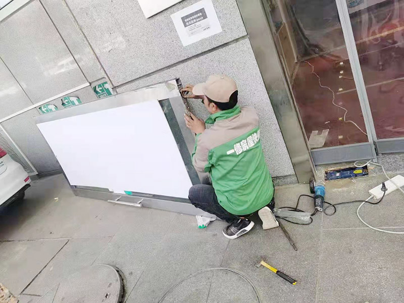 玻璃門維修方案：一看：查看玻璃感應門否有元件受損。如元件斷裂、發(fā)黑發(fā)黃、引腳相碰、器件松動、連線錯誤等。某些接觸不良故障，尤其是在電源通電后，因故障點接觸不良而產(chǎn)生火花  二聽：即聽玻璃感應門運行的聲音，在控制系統(tǒng)中，大都采用了電磁繼電器作為控制器件，在繼電器觸點切換時會產(chǎn)生清晰的&ldquo;滴噠&rdquo;聲。如無聲或異常，在確定繼電器驅(qū)動電器無故障后，可判定該繼電器不良。  三摸：即觸摸玻璃感應門元件，在玻璃感應門的維修過程中，也經(jīng)常在通電后用手摸某些元件。如穩(wěn)壓IC等集成器件、防雷管、變壓器、驅(qū)動二極管等等。以便感覺其溫度是否正常，如發(fā)熱快、溫度高、電路無短路故障則可斷定器件不良。  四測：即測量玻璃感應門控制電路。通常采用的方式有測電壓、測電路的電阻、測電流等。這是一種綜合性邏輯分析手段,可依據(jù)各種測量電動伸縮門的數(shù)據(jù)準確的找出故障原因及損壞器件。