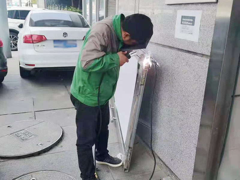 玻璃門維修方案：一看：查看玻璃感應門否有元件受損。如元件斷裂、發(fā)黑發(fā)黃、引腳相碰、器件松動、連線錯誤等。某些接觸不良故障，尤其是在電源通電后，因故障點接觸不良而產(chǎn)生火花  二聽：即聽玻璃感應門運行的聲音，在控制系統(tǒng)中，大都采用了電磁繼電器作為控制器件，在繼電器觸點切換時會產(chǎn)生清晰的&ldquo;滴噠&rdquo;聲。如無聲或異常，在確定繼電器驅(qū)動電器無故障后，可判定該繼電器不良。  三摸：即觸摸玻璃感應門元件，在玻璃感應門的維修過程中，也經(jīng)常在通電后用手摸某些元件。如穩(wěn)壓IC等集成器件、防雷管、變壓器、驅(qū)動二極管等等。以便感覺其溫度是否正常，如發(fā)熱快、溫度高、電路無短路故障則可斷定器件不良。  四測：即測量玻璃感應門控制電路。通常采用的方式有測電壓、測電路的電阻、測電流等。這是一種綜合性邏輯分析手段,可依據(jù)各種測量電動伸縮門的數(shù)據(jù)準確的找出故障原因及損壞器件。