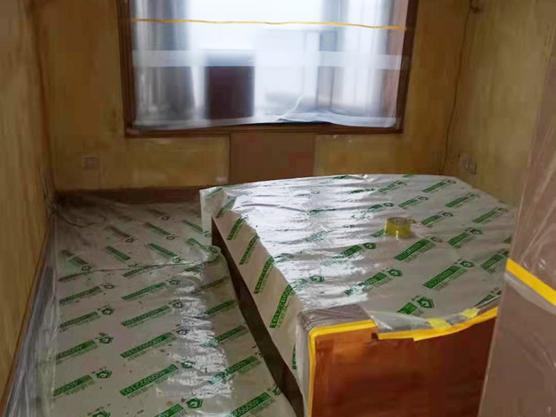 臥室翻新家具保護(hù)方案：在新房裝修及舊房翻新時(shí)粘上遮蔽保護(hù)膜和遮蔽紙，保護(hù)門窗、地板、家具及燈具等等。防止施工時(shí)涂料和油漆刷在以上物體上面，也使施工人員可以大膽、快速的涂刷墻面，不必?fù)?dān)心涂料會(huì)流到地板上造成需花大量人工清潔的現(xiàn)象?？梢灾苯犹岣呤┕ば剩?jié)約施工后的清潔工作、節(jié)約人工、提高裝修質(zhì)量。 大件家具家電搬移：在進(jìn)場(chǎng)施工前需要將家具搬移出一定的距離，移到房子中間，并用保護(hù)膜和保護(hù)套對(duì)地板、家具、家電、墻面進(jìn)行保護(hù)，一邊施工，杜絕粘污。 地面保護(hù)：用地膜將需要涂刷房間的地面鋪上地膜，如果靠近踢腳線，地膜附在30厘米遮蔽保護(hù)膜之上，用美紋紙或大膠帶固定。第一層地膜和第二層地膜之間用大膠帶固定，一定要平整無縫隙。 門、家具：根據(jù)被包裹物體大小選擇遮蔽保護(hù)膜的大小，確保保護(hù)物體四面包裹無死角，且保護(hù)膜平整。