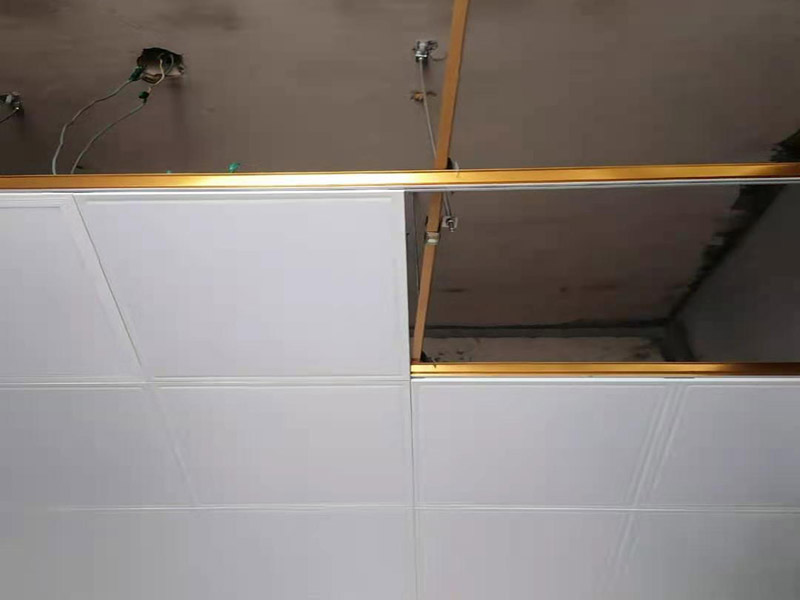 衛(wèi)生間局部改造：衛(wèi)生間改造中水電的改造尤為重要且需要最早開始著手，由于會涉及到浴霸采暖、燈光的線路走向、水管的入墻等問題，所以在改造之前需制定一個詳細的水電走向設計。衛(wèi)生間改造中一般都需要做吊頂處理，當然，美觀的同時作為淋浴的場所防水等方面也需要注意。所以在選擇衛(wèi)生間的吊頂材料時，具備防水、防潮、防腐蝕、耐高溫功能的耐用材料值得購買。一般常見的衛(wèi)生間吊頂材料是鋁扣板。