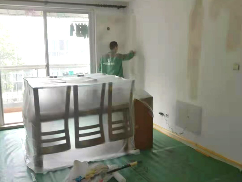 客廳墻面翻新家具保護(hù)：在墻面翻新前，需要先將舊漆面鏟除干凈，之后在進(jìn)行打磨，將墻面的浮沉雜物都清理干凈。如果墻面有凹凸不平的情況，要先用膩?zhàn)有扪a(bǔ)，如果墻面出現(xiàn)空鼓的現(xiàn)象，也要將整面的墻皮進(jìn)行鏟除，在做后續(xù)的處理?；鶎幼鐾旰螅枰獙⑹┕^(qū)域的家具物件移除，避免在翻新過程中，使家具受到損傷。