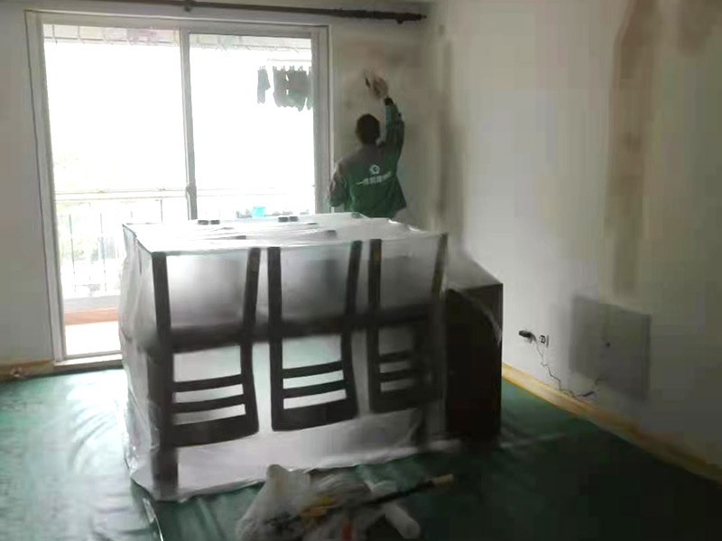 客廳墻面翻新家具保護(hù)：在墻面翻新前，需要先將舊漆面鏟除干凈，之后在進(jìn)行打磨，將墻面的浮沉雜物都清理干凈。如果墻面有凹凸不平的情況，要先用膩?zhàn)有扪a(bǔ)，如果墻面出現(xiàn)空鼓的現(xiàn)象，也要將整面的墻皮進(jìn)行鏟除，在做后續(xù)的處理?；鶎幼鐾旰?，需要將施工區(qū)域的家具物件移除，避免在翻新過程中，使家具受到損傷。