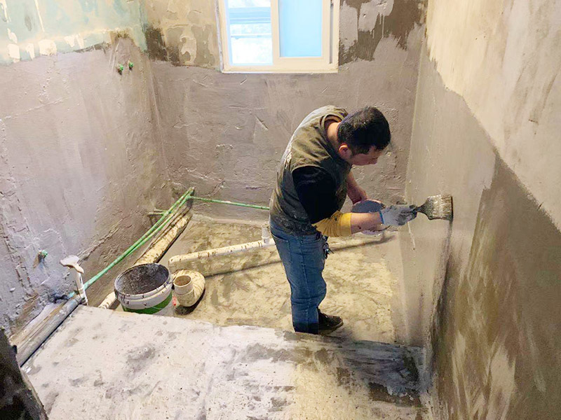 衛(wèi)生間防水裝修案例：清理衛(wèi)生間基層，包括灰塵、沙粒、水泥等，地面找平找坡，墻面若有裂痕、空鼓、缺陷用水泥抹平，保證基層堅(jiān)固平整。衛(wèi)生間陰陽(yáng)角、水管根部應(yīng)避免死角，做成圓弧并順直。漏水概率最大的部位主要是陰陽(yáng)角、水管根部，為了降低漏水風(fēng)險(xiǎn)先將這些部位做一遍防水。第二遍防水與第一遍防水要才有十字交叉的方式，這樣能夠降低漏刷的可能性。防水一般做兩到三遍，每遍厚度控制在0.5mm左右。