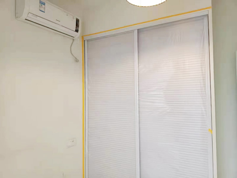 地面家具成品保護(hù)措施:在墻面翻新前，需要先將舊漆面鏟除干凈，之后在進(jìn)行打磨，將墻面的浮沉雜物都清理干凈。如果墻面有凹凸不平的情況，要先用膩?zhàn)有扪a(bǔ)，如果墻面出現(xiàn)空鼓的現(xiàn)象，也要將整面的墻皮進(jìn)行鏟除，在做后續(xù)的處理?；鶎幼鐾旰螅枰獙⑹┕^(qū)域的家具物件移除，避免在翻新過(guò)程中，使家具受到損傷。
