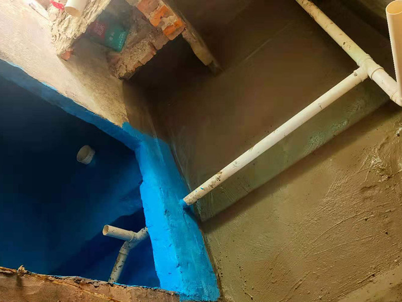 地面防水施工流程:清理基層：將墊層上松散的混凝土、砂漿等清洗干凈，凸出的鼓包剔除。 刷水泥素漿：配合比為水泥∶防水油，加上適量水拌合成粥狀，鋪攤在地面上，用掃帚均勻掃一遍。 抹底層砂漿：底層用1∶3水泥砂漿，摻入水泥重3%～5%的防水粉。拌好的砂漿倒在地上，用杠尺刮平，木抹子順平，鐵抹子壓一遍。 刷水泥素漿：常溫間隔1d后刷水泥素漿一道，配合比為水泥∶防水油加適量水。 抹面層砂漿：刷水泥素漿后，接著抹面層砂漿，配合比及做法用底層。