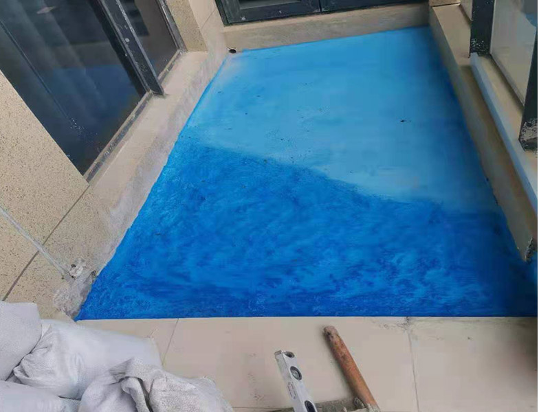 地磚鋪貼施工：干鋪法是將沙子和水泥按照3：1的比例混合后兌少量的水，使水泥和沙子混合到可以用手攥成團的黏稠度，將混合好的沙子水泥鋪在地面上，用一個平板把表面摸平。在瓷磚背面抹上黏稠度非常高的水泥，把瓷磚放到地面上，用橡皮錘敲實就完成了,主要用于地面瓷磚的鋪裝。 濕鋪法，是將沙子和水泥按照2：1的比例混合后兌水和好，水的量要多一些，使沙子和水泥的黏稠度高一些，然后涂抹到用水浸泡好的瓷磚背面貼到墻面上，濕鋪發(fā)主要應(yīng)用與墻面。