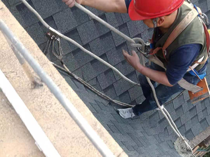 高空屋頂防水作業(yè)：涂膜防水層依附于基層，基層質(zhì)量好壞，直接影響防水涂膜的質(zhì)量。涂料的涂布應(yīng)采取&ldquo;先高后低、先遠(yuǎn)后近、先立面后平面&rdquo;的施工順序。同一屋面上先涂布排水比較集中的水落口、天溝、檐口等節(jié)點(diǎn)部位，再進(jìn)行大面積的涂布。用滾刷或毛刷均勻地涂刷多遍，直到達(dá)到規(guī)定的涂膜厚度要求，不得漏底，待涂層干固后，才能進(jìn)行下一道工序。當(dāng)多遍涂布時(shí)，每遍涂刷方向應(yīng)與上一遍方向相垂直。對(duì)易發(fā)生漏水的部位，應(yīng)進(jìn)行密封或加強(qiáng)處理。天溝、檐溝、檐口、泛水等部位，均應(yīng)加鋪有胎體增強(qiáng)材料的附加層。長(zhǎng)邊搭接寬度不得小于50mm，短邊搭接寬度不得小于70mm，采用二層以上胎體增強(qiáng)材料時(shí)，上下層不得互相垂直鋪設(shè)，搭接縫應(yīng)錯(cuò)開。