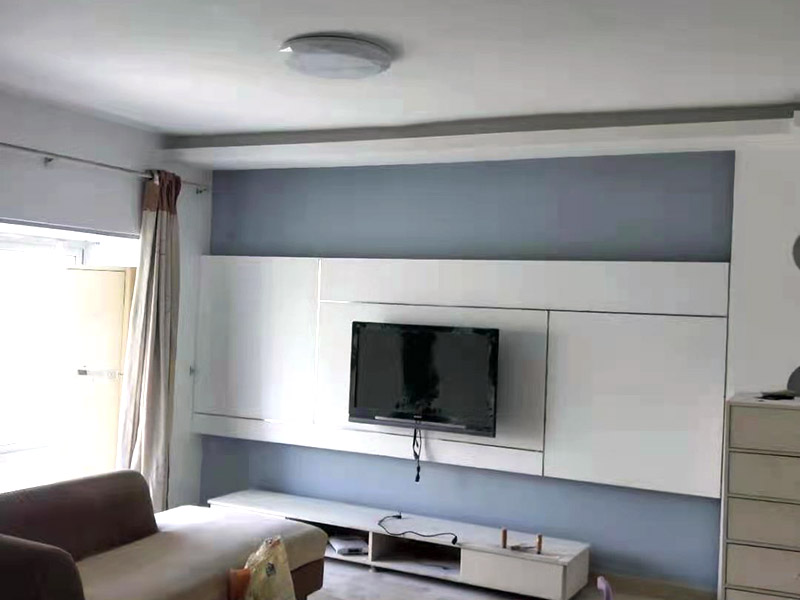 客廳天花板翻新：墻面有細小的白色粉末，表示墻內(nèi)的鹽分在水泥的干燥過程中被&ldquo;析出&rdquo;，此時，可用尼龍刷或鐵刷將其刷除，觀察幾天后，確定不再有白色粉末析出，且待水泥墻面干燥磨平，便可上漆。若水泥墻表面白色粉末多且不斷析出，將其清理后，可先上一道墻面底漆，預(yù)防日后鹽分侵蝕，形成壁癌;也不要在三個月內(nèi)使用油性涂料或不透水的壁紙涂刷或裝修。以批土刀將批土填平凹洞裂縫，等到完全干燥后，再用砂紙磨平。底漆涂料是專門用于墻面不需特別處理的壁面，至于有問題的壁面就必須先針對其問題，選擇特殊且專治此特殊問題的&ldquo;底漆&rdquo;。