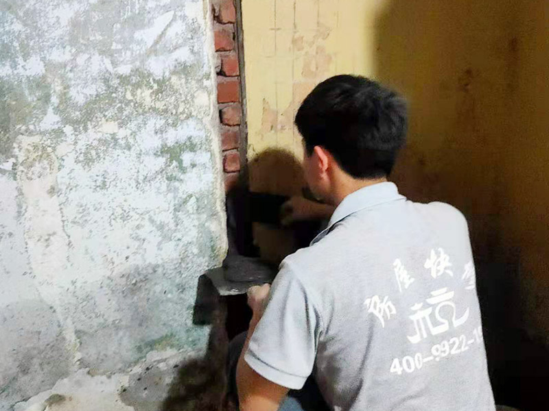 墻面抹水泥找平:步驟一：清理墻面；把墻面起皮和裂縫位置處理干凈，并用水泥砂漿補抹好，把殘留的灰渣鏟除干凈，然后把墻面清理干凈。需要注意的是：如果墻面吸水性比較強，要先用清水濕潤或是噴刷膠水做封底處理。  步驟二：第一遍刮膩子；水泥抹面的墻面最好配制底料，不僅能降低工程造價，還可以提高施工的質(zhì)量。 步驟三：第二遍刮膩子；第一遍墻體干透后，可以上第二遍膩子進一步刮平。但是第二遍的膩子調(diào)兌不易過稀，它的含水量別過大，要保證第二遍膩子刮涂后的水分盡快被第一遍的膩子吸收，只有等到墻面水分減少到一定程度后方才可進