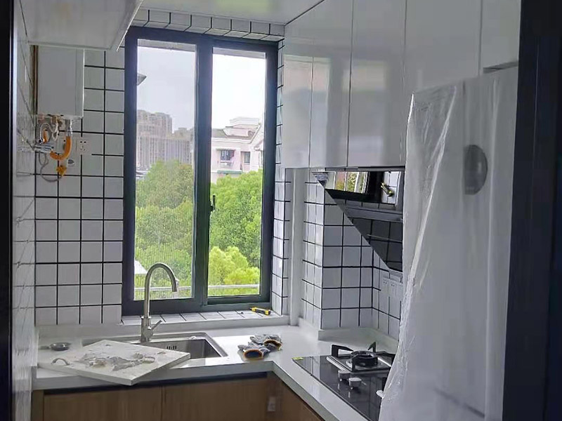 廚衛(wèi)翻新裝修：廚房是家中較為潮濕的區(qū)域，大家在翻新過程中難免會(huì)破壞到原有的防水層，防水效果也會(huì)受到影響。為了防止廚房滲水、漏水到樓下的情況，大家最好及時(shí)做好廚房防水層的增補(bǔ)，并且最好不要使用木質(zhì)地板或者革質(zhì)等防火性能不好材料。 老式的洗手間樣式都比較陳舊，墻面、地面也積蓄了不少難以清除的污漬，因此大家在翻新時(shí)，最好把原來的衛(wèi)生間墻磚或者地磚打掉，鋪設(shè)新磚，在這個(gè)過程，難免會(huì)迫害與原有的防水層，因此大家需要重做防水層。