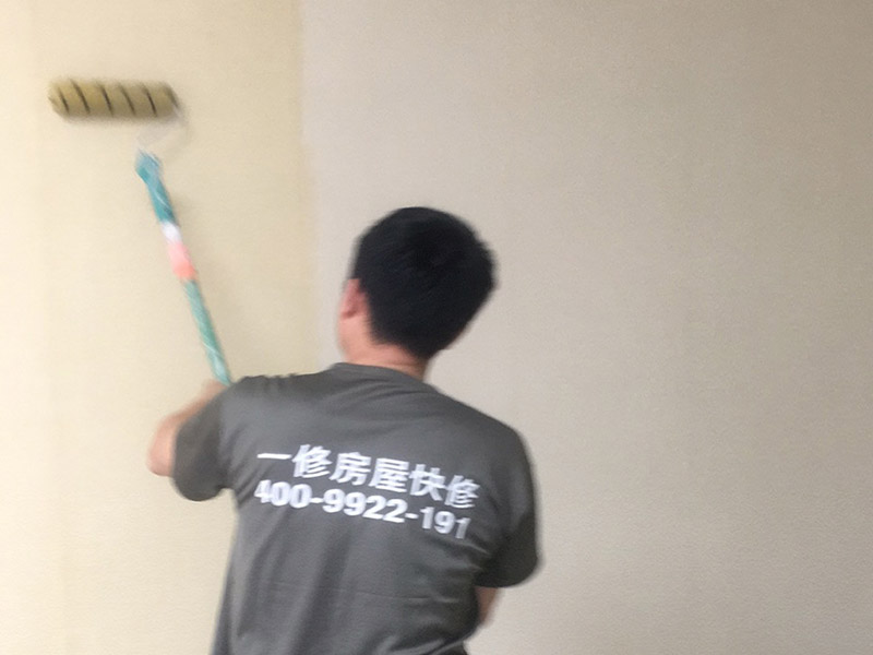 撕墻紙刷乳膠漆：1、首先，需要將壁紙清除干凈，弄濕了會(huì)更好撕下來。撕壞了也沒關(guān)系，反正壁紙是不要了的。只要保證墻面上干凈就OK。 2、然后，需要對墻面基層進(jìn)行打磨的。 3、如果拆完壁紙以后你發(fā)現(xiàn)基層并不平整的話，是需要進(jìn)行膩?zhàn)诱移焦ぷ鞯模唤ㄗh至少做一遍。 4、然后就是底漆和面漆的施工了。