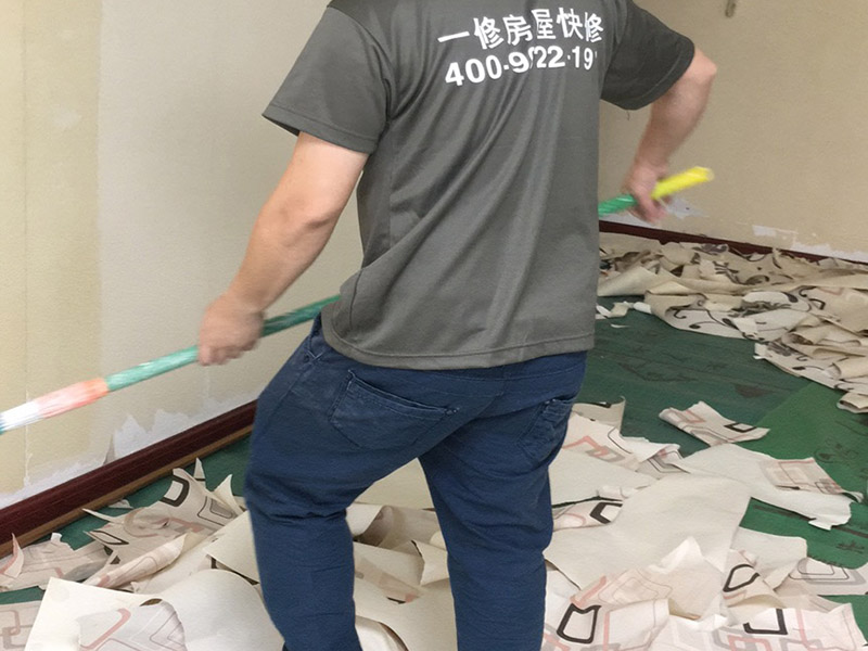 撕墻紙刷乳膠漆：1、首先，需要將壁紙清除干凈，弄濕了會(huì)更好撕下來。撕壞了也沒關(guān)系，反正壁紙是不要了的。只要保證墻面上干凈就OK。 2、然后，需要對墻面基層進(jìn)行打磨的。 3、如果拆完壁紙以后你發(fā)現(xiàn)基層并不平整的話，是需要進(jìn)行膩?zhàn)诱移焦ぷ鞯?；建議至少做一遍。 4、然后就是底漆和面漆的施工了。