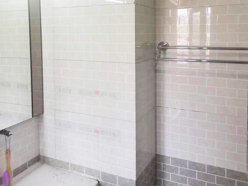 若是磚面出現(xiàn)開裂或是不平整的原因需要替換時(shí)，要將換的磚體小心敲破，然后往該片磚周圍進(jìn)行撬動(dòng)，將需要更換的磚取下后，重新修補(bǔ)即可，當(dāng)然若是磚貼上的時(shí)間不長(zhǎng)，可以將水泥也小心的撬下，用水泥漿進(jìn)行粘貼即可。