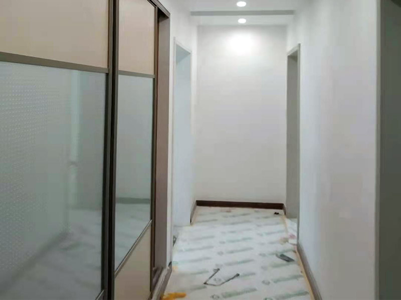 地面保護陽臺改造：陽臺裝修，防水是重中之重，特別是在多雨季節(jié)，經(jīng)?？吹脚笥训年柵_與客廳之間的墻面，地板有滲水的痕跡。所以，在陽臺鋪地板前，要用防水材料在墻面與地板上做防水層，防水層干了之后才能鋪設(shè)陽臺地板，有推拉門的陽臺做好防水框防水，有用到玻璃窗封陽臺的話，需要將窗底部與陽臺臺面間使用發(fā)泡劑填滿，再用硅膠固定，這樣就能夠防止水滲透。