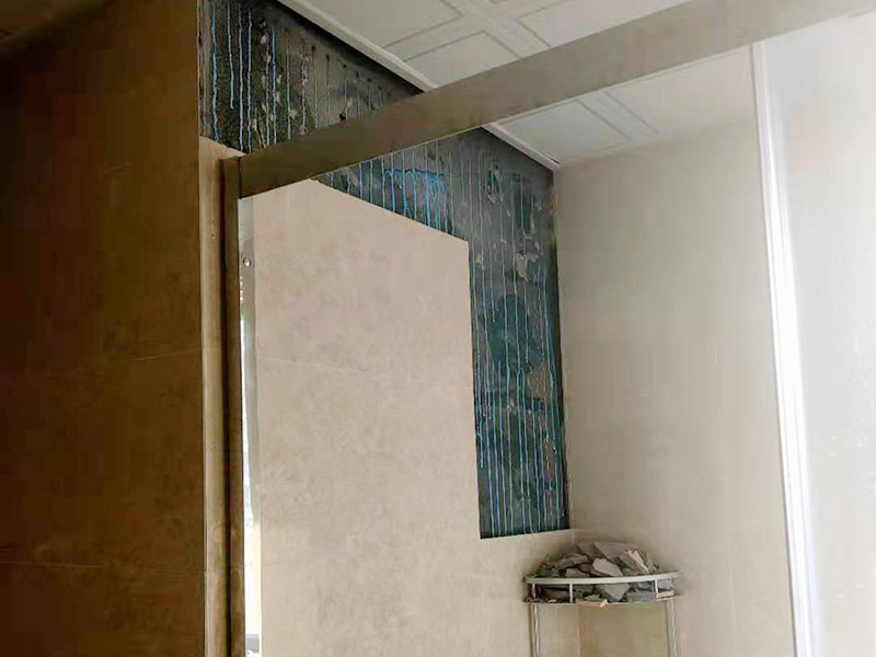 浴室墻磚脫落修補(bǔ)：首先，將破損墻磚取出，用切割機(jī)在離損壞的墻磚的四周5到6毫米處切槽，用切割刀將墻磚縫的水泥稍微刮下一些，再用切割刀吧墻磚表面的釉面劃開一道口，以便把墻磚敲碎取出，用錘子把墻磚敲碎后取下來，如果水泥粘得太牢，可以用錘子和鏨子把破損的墻磚剔下。 然后，將磚上的砂漿全部刮干凈，然后在107膠中加入適量的水泥，并攪拌成糊狀。然后在瓷磚的背面涂上薄薄的一層，再將瓷磚粘到之前粘貼的墻面，一會(huì)功夫就可粘牢。給瓷磚填縫，按照比例調(diào)勻瓷磚填縫劑，用海綿抹刀將填縫劑抹到墻磚之間的縫隙中;填縫劑半干后，將海綿沾水，把多余的填縫劑擦掉，干燥后完成。