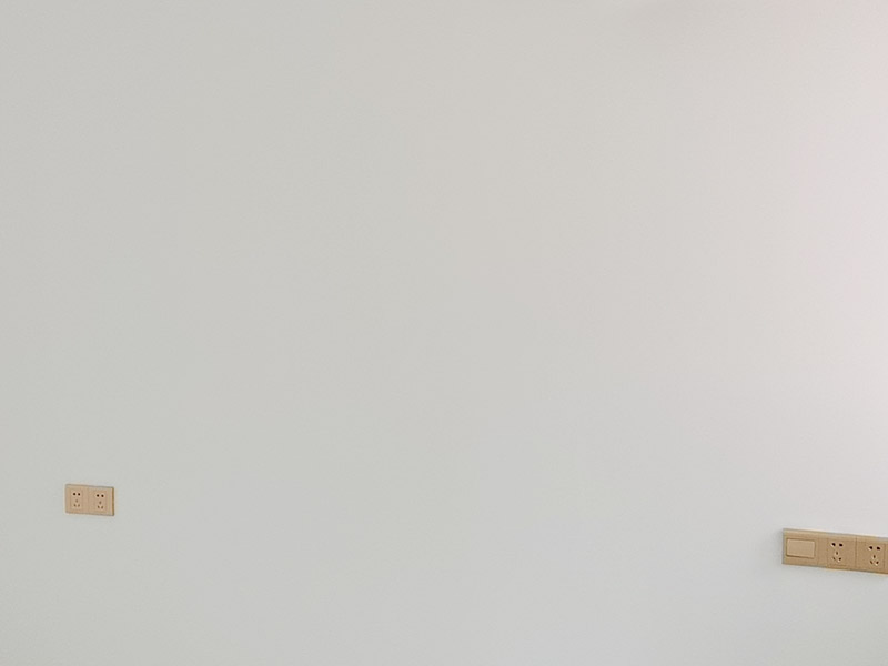 客廳背景墻安裝裝修：墻面要平整,可以是水泥墻,石膏板墻,膩?zhàn)訅?油漆墻,木工板墻等,甚至平整的瓷磚或者玻璃上都可以貼;  粘帖時(shí),其它裝修工序已基本結(jié)束,所有場(chǎng)地應(yīng)打掃干凈,無(wú)塵。首次安裝拼鏡的客戶,可以先根據(jù)圖紙,在地上拼一次,拼的完整了之后再開(kāi)始上墻貼;將墻紙膠液用毛刷涂刷在裁好的墻紙背面，特別注意四周邊緣要涂滿膠液，以確保施工品質(zhì)。涂好的墻紙，涂膠面對(duì)折放置5分鐘，使膠液完全透入紙底后即可張貼。每次涂刷數(shù)張墻紙，并依順序張貼。