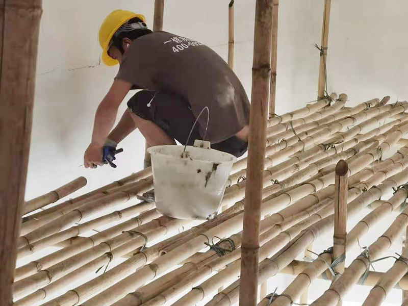 工地墻面搭建施工：腳手架地基與基礎(chǔ)施工，必須根據(jù)腳手架的搭設高度、搭設場地的土質(zhì)情況進行處理。 腳手架底座標高宜高于自然地坪50mm腳手架基礎(chǔ)必須平整，回填土必須夯實。 立桿（豎管）每根立桿底部應設置底座或墊板。 在刮膩子之前，先用尺子檢測一下墻面的平整度。在施工時，對不平整的地方進行多次涂刮，修補好不平整的區(qū)域。一般膩子刮兩遍即可，每次膩子刮完后要進行打磨，可以讓墻面更加光滑。膩子干透后，再對墻面進行油漆涂刷。底漆要先刷，施工力度要均勻，這樣漆膜厚度也相對一致，然后開始面漆施工。一定要讓漆面自然干透。