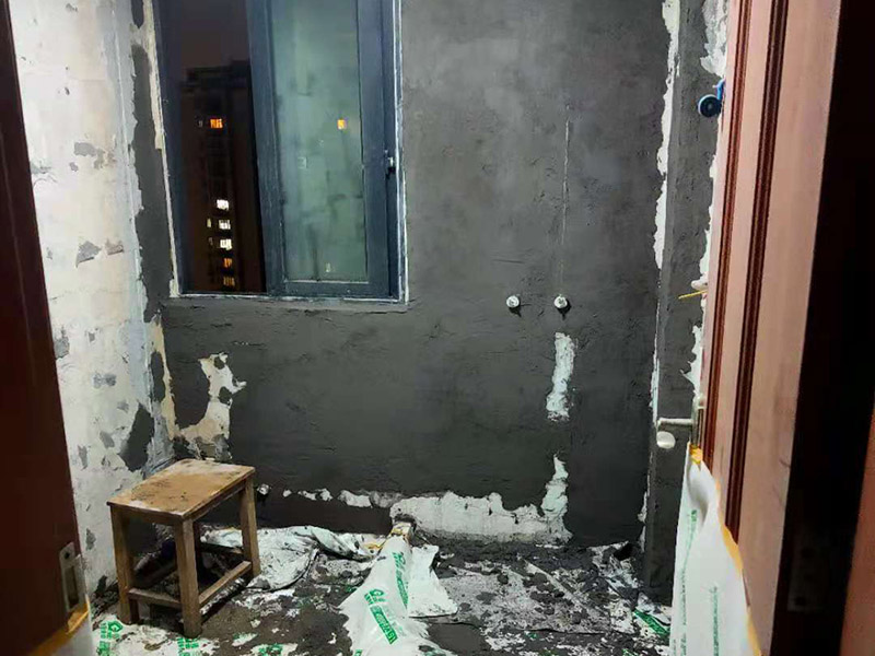 廁所墻面刷防水:廚衛(wèi)空間管道較多，由于上下水流的通過(guò)，管道長(zhǎng)期震動(dòng)容易出現(xiàn)裂紋造成滲漏，且建筑沉降時(shí)易造成管口松動(dòng)而導(dǎo)致漏水。 陰陽(yáng)角要做圓弧形處理，即將L型部位處理成C型，避免涂刷防水材料的時(shí)候造成陰角堆積、陽(yáng)角漏涂等情況. 找平層的施工要注意，在防水層完工至少24h后再進(jìn)行。且找平層的施工不能破壞防水層，特別是防水層為柔韌性防水材料是。避免尖銳碎片在找平層中導(dǎo)致防水層刺穿漏水. 瓷磚膠層不同于普通河沙水泥：普通河沙水泥采用背貼法。形成的是非連續(xù)、有空鼓的粘結(jié)層。而瓷磚膠采用齒型刮板刮成連續(xù)的瓷磚膠粘結(jié)層，且瓷磚膠具有一定柔韌性能抵抗震動(dòng)和收縮。添加劑中的乳膠粉在粘結(jié)面能形成連續(xù)的聚合物層，不僅提高了粘結(jié)性能，而且具有一定的防水性能。