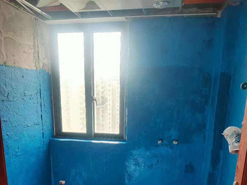 廁所墻面刷防水:廚衛(wèi)空間管道較多，由于上下水流的通過(guò)，管道長(zhǎng)期震動(dòng)容易出現(xiàn)裂紋造成滲漏，且建筑沉降時(shí)易造成管口松動(dòng)而導(dǎo)致漏水。 陰陽(yáng)角要做圓弧形處理，即將L型部位處理成C型，避免涂刷防水材料的時(shí)候造成陰角堆積、陽(yáng)角漏涂等情況. 找平層的施工要注意，在防水層完工至少24h后再進(jìn)行。且找平層的施工不能破壞防水層，特別是防水層為柔韌性防水材料是。避免尖銳碎片在找平層中導(dǎo)致防水層刺穿漏水. 瓷磚膠層不同于普通河沙水泥：普通河沙水泥采用背貼法。形成的是非連續(xù)、有空鼓的粘結(jié)層。而瓷磚膠采用齒型刮板刮成連續(xù)的瓷磚膠粘結(jié)層，且瓷磚膠具有一定柔韌性能抵抗震動(dòng)和收縮。添加劑中的乳膠粉在粘結(jié)面能形成連續(xù)的聚合物層，不僅提高了粘結(jié)性能，而且具有一定的防水性能。