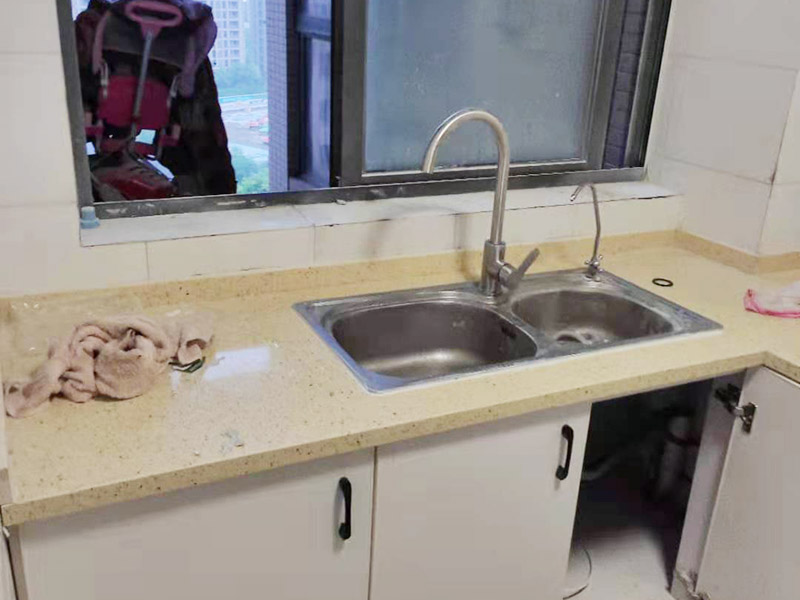 廚房櫥柜定制安裝：初次測量應(yīng)該在水電改造之前，水電工、工長最好都在場，要結(jié)合廚房的水電布局，綜合考慮，是否需要對水電管道進(jìn)行改裝等。并告知道設(shè)計師自己需要的廚電與打算放置的位置。此次測量后，設(shè)計師根據(jù)廚房空間設(shè)計出整體櫥柜的雛形以及廚房的水電改造圖紙。水電施工工人根據(jù)圖紙施工。 二次測量的時間一般都在水電改造、墻地磚施工完成之后。這次測量，數(shù)據(jù)一定要精確，廚電位置與尺寸也要確定下來。設(shè)計師需要根據(jù)測量結(jié)果，出定制櫥柜的最終精確設(shè)計圖。