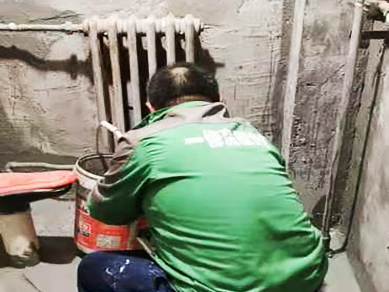 衛(wèi)生間墻地面刷防水：在涂刷防水涂層之前，先要清理墻面和地面。同時(shí)，要用連接的氣泵皮管吹盡陰角處的浮層，要量出防水層的高度并劃出基準(zhǔn)線，刷防水涂料時(shí)要先刷基準(zhǔn)線以下位置，并在墻面和地面連接陰角處刷成八字，上下交叉，交接處接應(yīng)有200mm，不得有漏刷情況出現(xiàn)。 墻角涂刷完成后，沿基準(zhǔn)線涂刷墻體：第一遍涂刷墻面時(shí)，應(yīng)上下縱向涂刷，第二遍涂刷墻體，應(yīng)左右橫向涂刷。 地面防水涂料的涂刷應(yīng)該從房間里側(cè)向門(mén)口涂刷，地面水管接口處尤其要仔細(xì)涂刷，不能有任何遺漏。 在涂刷完防水涂料后，不能立刻貼瓷鉆，還必須對(duì)衛(wèi)生間等空間進(jìn)行防水測(cè)試。防水測(cè)試具體辦法是：堵住衛(wèi)生間排水口、地漏等，然后將衛(wèi)生間積水2~3cm。24小時(shí)后到樓下查看是否有水滲漏，一旦發(fā)現(xiàn)有滲水痕跡，必須馬上返工。如果等到墻地磚鋪貼完畢才發(fā)現(xiàn)防水滲漏的問(wèn)題，則必須將墻地磚全部敲掉重新做防水，這樣的話(huà)工程量和損耗會(huì)增大很多。