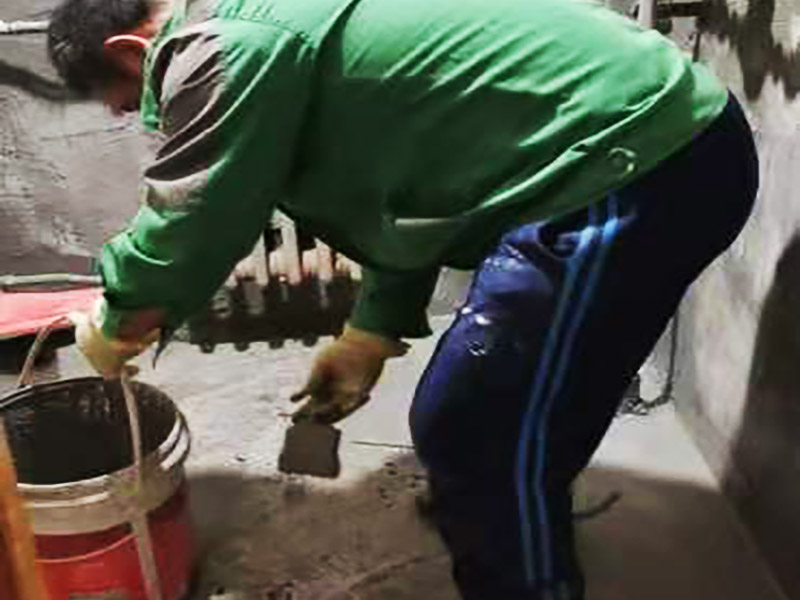 衛(wèi)生間墻地面刷防水：在涂刷防水涂層之前，先要清理墻面和地面。同時(shí)，要用連接的氣泵皮管吹盡陰角處的浮層，要量出防水層的高度并劃出基準(zhǔn)線，刷防水涂料時(shí)要先刷基準(zhǔn)線以下位置，并在墻面和地面連接陰角處刷成八字，上下交叉，交接處接應(yīng)有200mm，不得有漏刷情況出現(xiàn)。 墻角涂刷完成后，沿基準(zhǔn)線涂刷墻體：第一遍涂刷墻面時(shí)，應(yīng)上下縱向涂刷，第二遍涂刷墻體，應(yīng)左右橫向涂刷。 地面防水涂料的涂刷應(yīng)該從房間里側(cè)向門(mén)口涂刷，地面水管接口處尤其要仔細(xì)涂刷，不能有任何遺漏。 在涂刷完防水涂料后，不能立刻貼瓷鉆，還必須對(duì)衛(wèi)生間等空間進(jìn)行防水測(cè)試。防水測(cè)試具體辦法是：堵住衛(wèi)生間排水口、地漏等，然后將衛(wèi)生間積水2~3cm。24小時(shí)后到樓下查看是否有水滲漏，一旦發(fā)現(xiàn)有滲水痕跡，必須馬上返工。如果等到墻地磚鋪貼完畢才發(fā)現(xiàn)防水滲漏的問(wèn)題，則必須將墻地磚全部敲掉重新做防水，這樣的話(huà)工程量和損耗會(huì)增大很多。