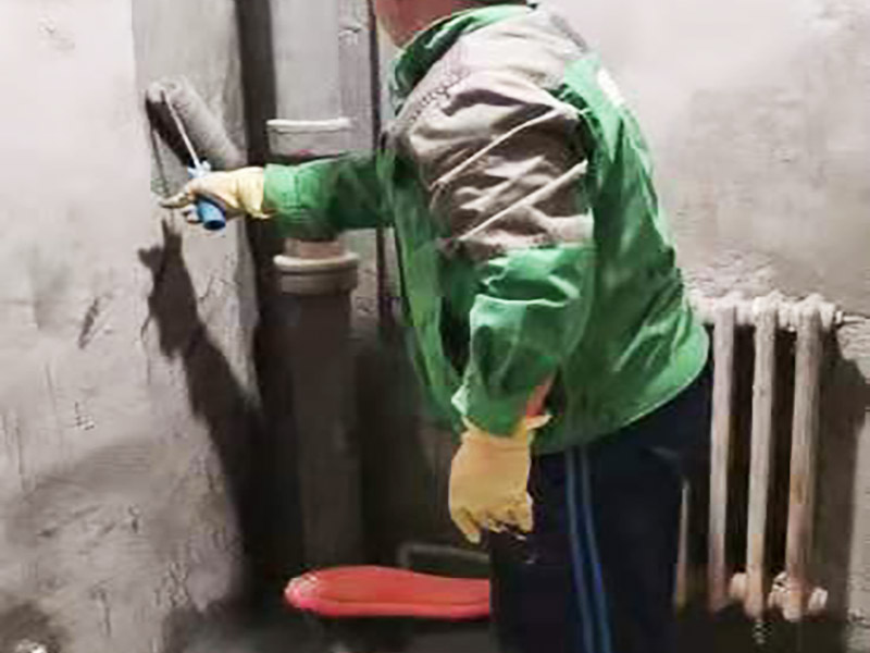 衛(wèi)生間墻地面刷防水：在涂刷防水涂層之前，先要清理墻面和地面。同時(shí)，要用連接的氣泵皮管吹盡陰角處的浮層，要量出防水層的高度并劃出基準(zhǔn)線，刷防水涂料時(shí)要先刷基準(zhǔn)線以下位置，并在墻面和地面連接陰角處刷成八字，上下交叉，交接處接應(yīng)有200mm，不得有漏刷情況出現(xiàn)。 墻角涂刷完成后，沿基準(zhǔn)線涂刷墻體：第一遍涂刷墻面時(shí)，應(yīng)上下縱向涂刷，第二遍涂刷墻體，應(yīng)左右橫向涂刷。 地面防水涂料的涂刷應(yīng)該從房間里側(cè)向門(mén)口涂刷，地面水管接口處尤其要仔細(xì)涂刷，不能有任何遺漏。 在涂刷完防水涂料后，不能立刻貼瓷鉆，還必須對(duì)衛(wèi)生間等空間進(jìn)行防水測(cè)試。防水測(cè)試具體辦法是：堵住衛(wèi)生間排水口、地漏等，然后將衛(wèi)生間積水2~3cm。24小時(shí)后到樓下查看是否有水滲漏，一旦發(fā)現(xiàn)有滲水痕跡，必須馬上返工。如果等到墻地磚鋪貼完畢才發(fā)現(xiàn)防水滲漏的問(wèn)題，則必須將墻地磚全部敲掉重新做防水，這樣的話(huà)工程量和損耗會(huì)增大很多。