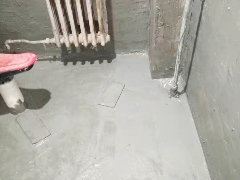 衛(wèi)生間墻地面刷防水：在涂刷防水涂層之前，先要清理墻面和地面。同時(shí)，要用連接的氣泵皮管吹盡陰角處的浮層，要量出防水層的高度并劃出基準(zhǔn)線，刷防水涂料時(shí)要先刷基準(zhǔn)線以下位置，并在墻面和地面連接陰角處刷成八字，上下交叉，交接處接應(yīng)有200mm，不得有漏刷情況出現(xiàn)。 墻角涂刷完成后，沿基準(zhǔn)線涂刷墻體：第一遍涂刷墻面時(shí)，應(yīng)上下縱向涂刷，第二遍涂刷墻體，應(yīng)左右橫向涂刷。 地面防水涂料的涂刷應(yīng)該從房間里側(cè)向門(mén)口涂刷，地面水管接口處尤其要仔細(xì)涂刷，不能有任何遺漏。 在涂刷完防水涂料后，不能立刻貼瓷鉆，還必須對(duì)衛(wèi)生間等空間進(jìn)行防水測(cè)試。防水測(cè)試具體辦法是：堵住衛(wèi)生間排水口、地漏等，然后將衛(wèi)生間積水2~3cm。24小時(shí)后到樓下查看是否有水滲漏，一旦發(fā)現(xiàn)有滲水痕跡，必須馬上返工。如果等到墻地磚鋪貼完畢才發(fā)現(xiàn)防水滲漏的問(wèn)題，則必須將墻地磚全部敲掉重新做防水，這樣的話(huà)工程量和損耗會(huì)增大很多。