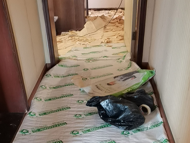 墻面刮膩?zhàn)有扪a(bǔ)：1、鏟墻皮：可以做輕微潤(rùn)水實(shí)驗(yàn)，檢驗(yàn)原涂層附著力是否合格，如果原基層膩?zhàn)虞^差，則需要鏟除，重新石膏找平。 2、墻體封閉墻固一遍：目的是封閉墻體潮氣、增強(qiáng)膩?zhàn)优c墻體之間的結(jié)合力。如果遇到老房子，可刷墻固增加保險(xiǎn)系數(shù)。 3、陰角處理兩面&ldquo;彈線&rdquo;（注意垂直度），陽角處理用靠尺就可以了，然后用石膏粉加膠調(diào)制石膏膩?zhàn)诱抑薄?4、墻體找平：先檢查墻體有無&ldquo;空鼓&rdquo;、裂縫及施工洞，然后用稍長(zhǎng)一點(diǎn)的鋁合金直尺檢查頂部和墻面的凹陷部位，做標(biāo)記，用石膏膩?zhàn)訅|平。 5、正式刮膩?zhàn)樱菏嗄佔(zhàn)痈赏负蠊文佔(zhàn)樱勘楸仨殢氐赘赏福?。檢查膩?zhàn)邮欠窀赏阜椒ㄓ卸菏紫扔^察顏色是否一致；再就是看打磨的時(shí)候有沒&ldquo;粘砂紙&rdquo;現(xiàn)象。 6、強(qiáng)燈光斜射打磨：可用204＃－360＃砂紙。不可用粗砂紙，否則打磨后的墻面有痕跡，刷完涂料后有凹凸不平現(xiàn)象，影響美觀。