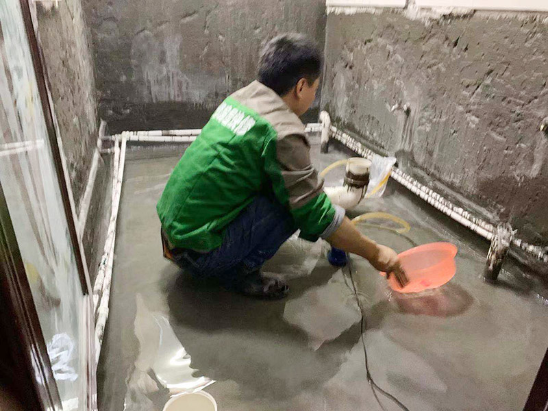 衛(wèi)生間改造閉水試驗(yàn)：將不需要或是不滿意的地方進(jìn)行拆除后，留下的成品需要進(jìn)行施工保護(hù)，防止磕碰到，還可防止被上面的重物或是棱角碰壞。將這些不滿意的地方進(jìn)行拆除，且拆除之后的垃圾也要及時(shí)清理，避免阻礙施工進(jìn)程。做好防水處理也是衛(wèi)生間改造的重要一步。因?yàn)樾l(wèi)生間的水、水蒸氣極其常見(jiàn)，防水做不好極易導(dǎo)致墻面潮濕、發(fā)霉，電路出現(xiàn)問(wèn)題等的情況。衛(wèi)生間墻面上要做大約30厘米的防水涂料，以防積水浸透墻面，且要保證涂刷厚度均勻，還需要處理好地面和墻面交界處的各類(lèi)管件的涂刷。待防水處理完全確定后，等待地面干透就可以做后續(xù)的工程了。