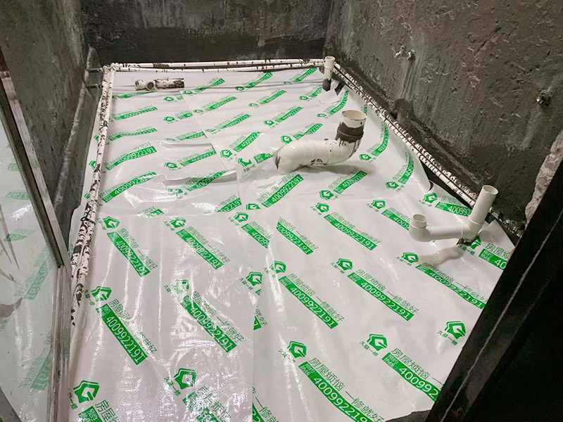 衛(wèi)生間改造閉水試驗(yàn)：將不需要或是不滿意的地方進(jìn)行拆除后，留下的成品需要進(jìn)行施工保護(hù)，防止磕碰到，還可防止被上面的重物或是棱角碰壞。將這些不滿意的地方進(jìn)行拆除，且拆除之后的垃圾也要及時(shí)清理，避免阻礙施工進(jìn)程。做好防水處理也是衛(wèi)生間改造的重要一步。因?yàn)樾l(wèi)生間的水、水蒸氣極其常見(jiàn)，防水做不好極易導(dǎo)致墻面潮濕、發(fā)霉，電路出現(xiàn)問(wèn)題等的情況。衛(wèi)生間墻面上要做大約30厘米的防水涂料，以防積水浸透墻面，且要保證涂刷厚度均勻，還需要處理好地面和墻面交界處的各類(lèi)管件的涂刷。待防水處理完全確定后，等待地面干透就可以做后續(xù)的工程了。