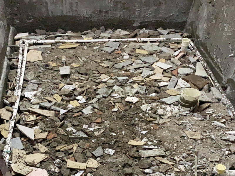 衛(wèi)生間改造閉水試驗(yàn)：將不需要或是不滿意的地方進(jìn)行拆除后，留下的成品需要進(jìn)行施工保護(hù)，防止磕碰到，還可防止被上面的重物或是棱角碰壞。將這些不滿意的地方進(jìn)行拆除，且拆除之后的垃圾也要及時(shí)清理，避免阻礙施工進(jìn)程。做好防水處理也是衛(wèi)生間改造的重要一步。因?yàn)樾l(wèi)生間的水、水蒸氣極其常見(jiàn)，防水做不好極易導(dǎo)致墻面潮濕、發(fā)霉，電路出現(xiàn)問(wèn)題等的情況。衛(wèi)生間墻面上要做大約30厘米的防水涂料，以防積水浸透墻面，且要保證涂刷厚度均勻，還需要處理好地面和墻面交界處的各類(lèi)管件的涂刷。待防水處理完全確定后，等待地面干透就可以做后續(xù)的工程了。