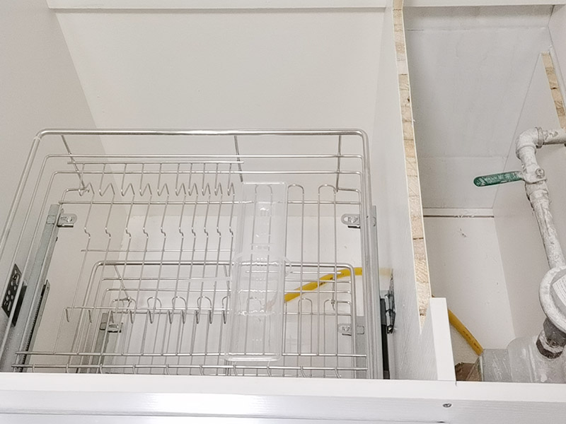 櫥柜安裝案例：安裝地柜前，工人應(yīng)該對廚房地面進(jìn)行清掃，以便準(zhǔn)確測量地面水平。安裝時如果櫥柜與地面不能達(dá)到水平，櫥柜柜門的縫隙就無法平衡，安裝工人使用水平尺對地面、墻面進(jìn)行測量后就能了解地面水平情況，最后調(diào)整櫥柜水平。 地柜安裝完畢后則可以進(jìn)行吊柜安裝，安裝吊柜時，為了保證膨脹螺栓的水平，需要在墻面畫出水平線，一般情況下水平線與臺面的距離為650毫米，我們可以根據(jù)自身身高的情況，向工人提出地柜與吊柜之間距離的調(diào)整，以方便日后使用。