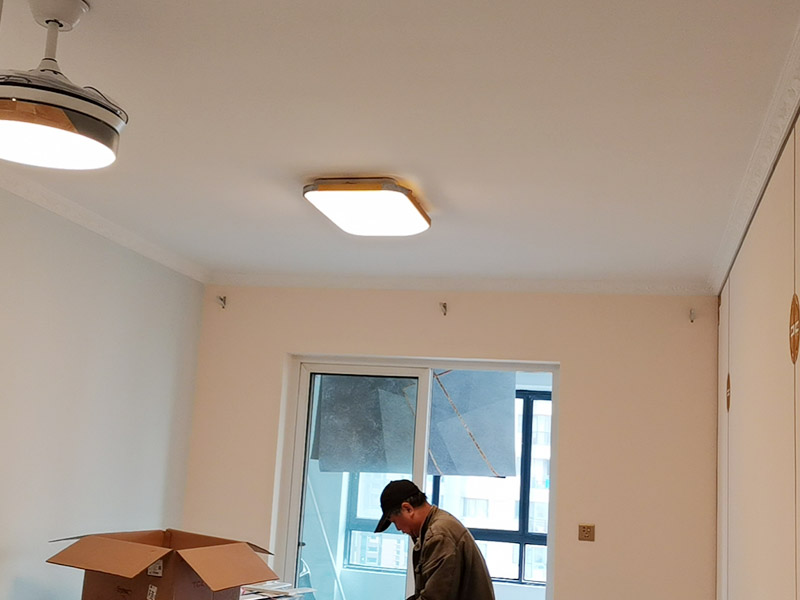 燈具安裝：開(kāi)始進(jìn)行房頂?shù)臏y(cè)量，進(jìn)行找中就是房間的正中，一般都有房屋基礎(chǔ)留的電線盒，但是他只是大概的中，需要我們進(jìn)行南北東西的測(cè)量找出房頂?shù)恼?。用鉛筆畫上記號(hào)。將燈具的固定底座的中心與房頂找的中心重合，然后底座固定的點(diǎn)位就是固定螺栓的點(diǎn)位，然后打眼，打眼現(xiàn)在一般的重的燈（超過(guò)10斤）/客廳燈用鐵膨脹螺栓10號(hào)轉(zhuǎn)頭打眼；如果是比較輕的燈用塑料脹管即可8號(hào)轉(zhuǎn)頭打眼。