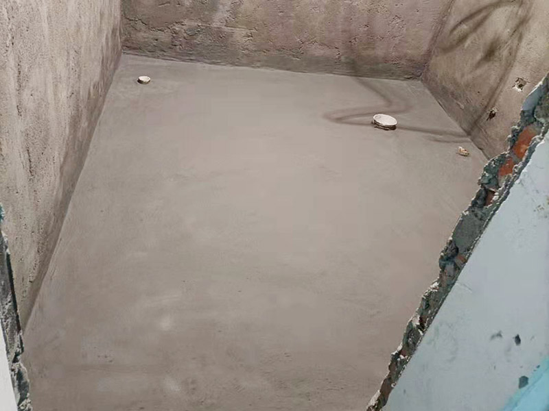 衛(wèi)生間墻地面刷防水：在涂刷防水涂層之前，先要清理墻面和地面。同時，要用連接的氣泵皮管吹盡陰角處的浮層，要量出防水層的高度并劃出基準(zhǔn)線，刷防水涂料時要先刷基準(zhǔn)線以下位置，并在墻面和地面連接陰角處刷成八字，上下交叉，交接處接應(yīng)有200mm，不得有漏刷情況出現(xiàn)。 墻角涂刷完成后，沿基準(zhǔn)線涂刷墻體：第一遍涂刷墻面時，應(yīng)上下縱向涂刷，第二遍涂刷墻體，應(yīng)左右橫向涂刷。地面防水涂料的涂刷應(yīng)該從房間里側(cè)向門口涂刷，地面水管接口處尤其要仔細涂刷，不能有任何遺漏。 在涂刷完防水涂料后，不能立刻貼瓷鉆，還必須對衛(wèi)生間等空間進行防水測試。